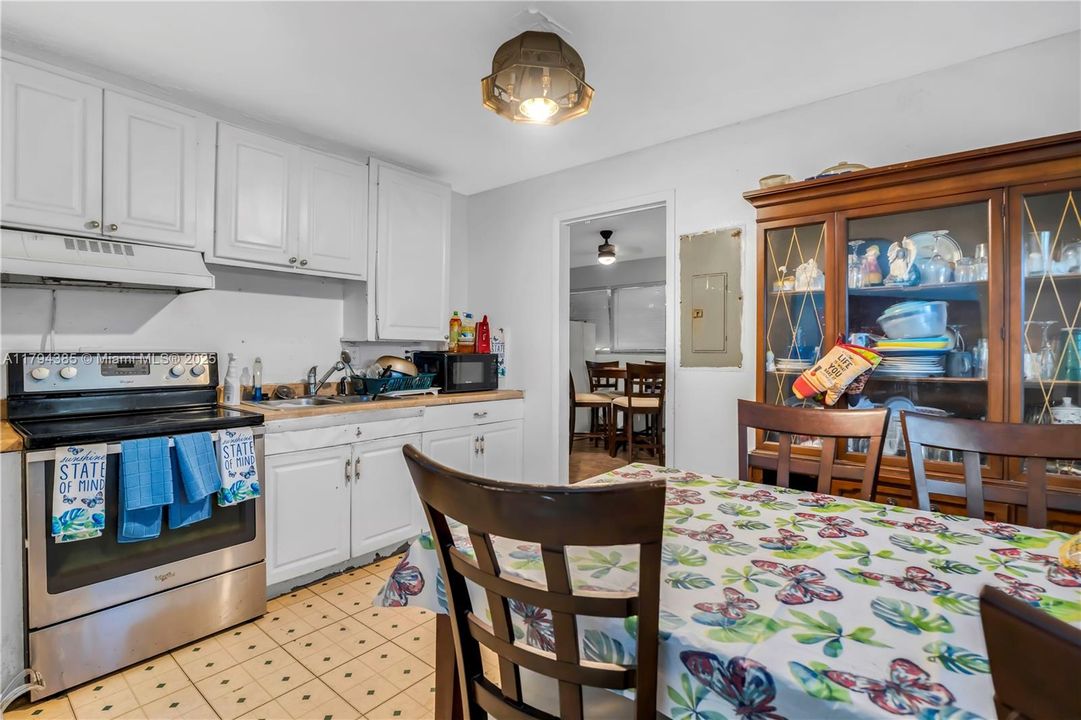 Под контрактом: $106,660 (3 спален, 2 ванн, 1258 Квадратных фут)