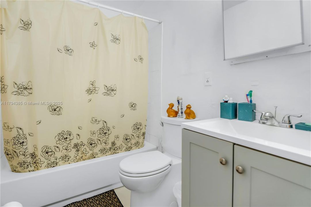 Под контрактом: $106,660 (3 спален, 2 ванн, 1258 Квадратных фут)