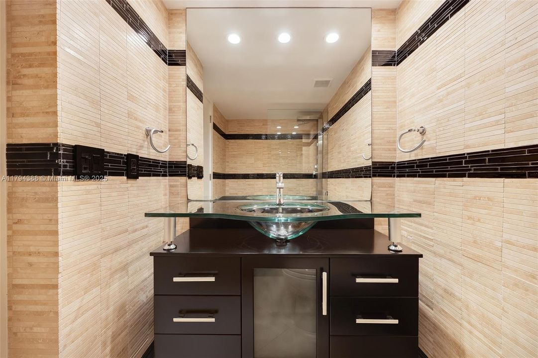 En Venta: $849,000 (1 camas, 2 baños, 1025 Pies cuadrados)