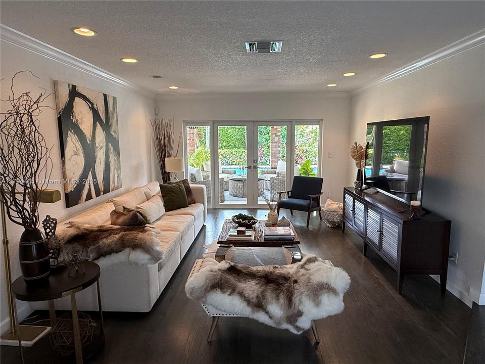 Recently Sold: $979,000 (3 beds, 2 baths, 1701 Square Feet)