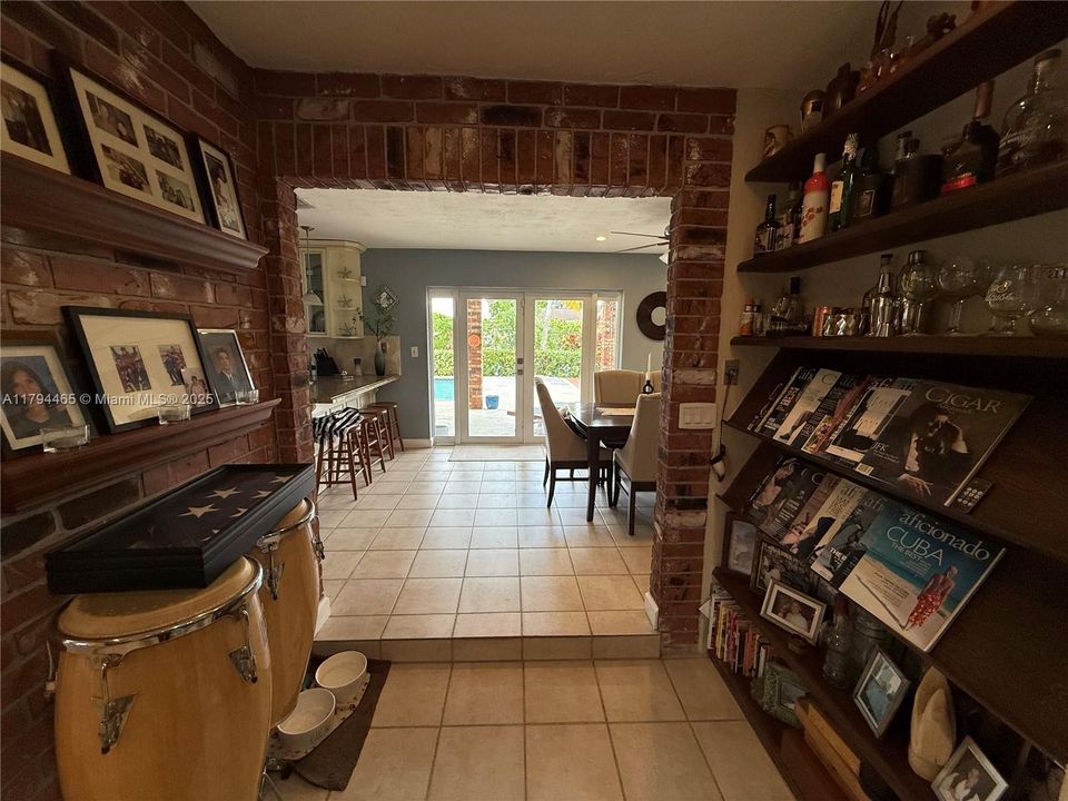 Recently Sold: $979,000 (3 beds, 2 baths, 1701 Square Feet)