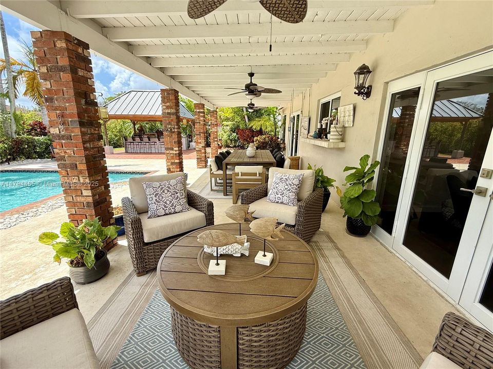 Recently Sold: $979,000 (3 beds, 2 baths, 1701 Square Feet)