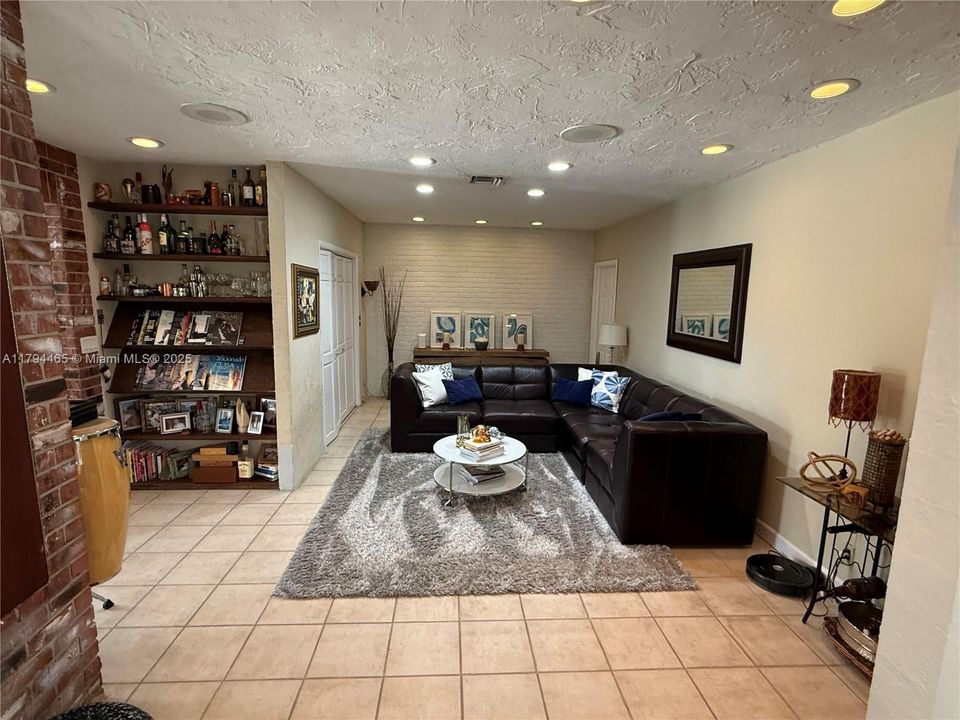 Recently Sold: $979,000 (3 beds, 2 baths, 1701 Square Feet)