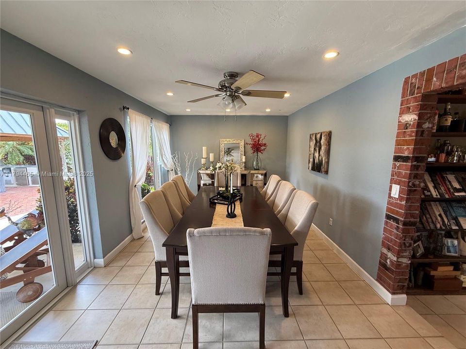 Recently Sold: $979,000 (3 beds, 2 baths, 1701 Square Feet)