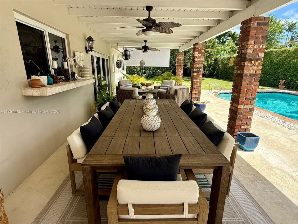 Recently Sold: $979,000 (3 beds, 2 baths, 1701 Square Feet)