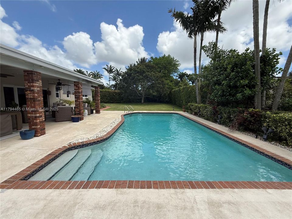 Recently Sold: $979,000 (3 beds, 2 baths, 1701 Square Feet)