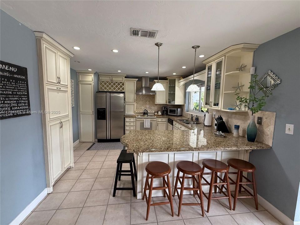 Recently Sold: $979,000 (3 beds, 2 baths, 1701 Square Feet)