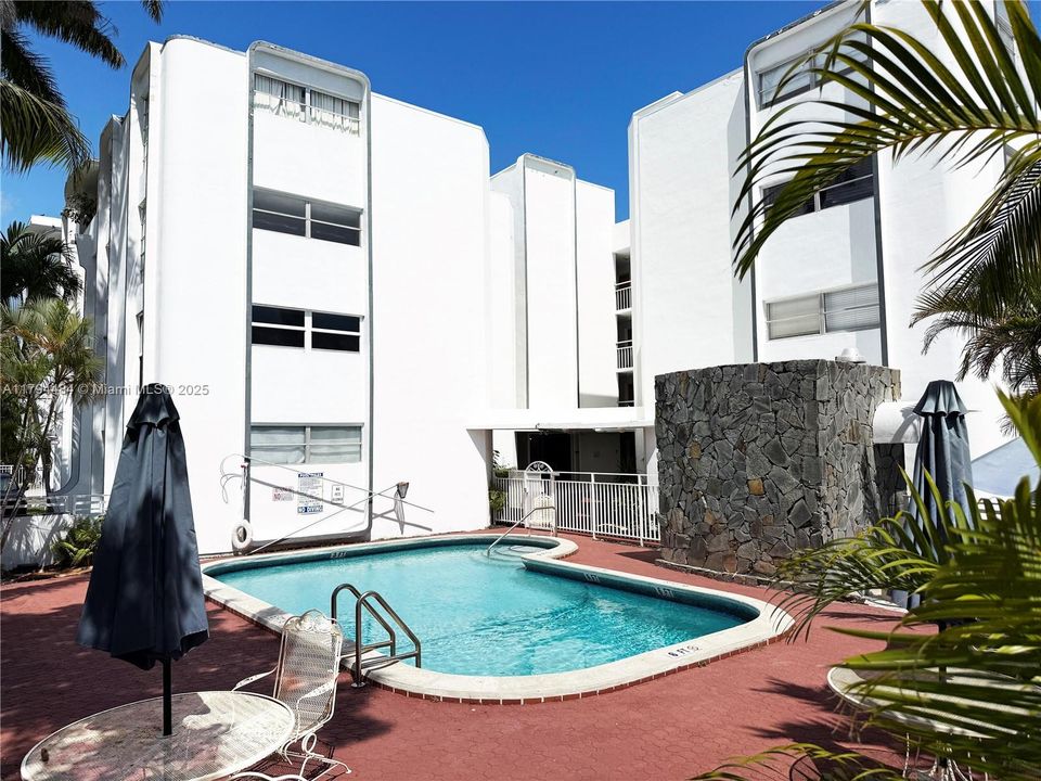 待售: $331,000 (1 贝兹, 1 浴室, 850 平方英尺)