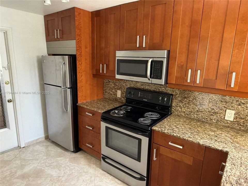 待售: $331,000 (1 贝兹, 1 浴室, 850 平方英尺)