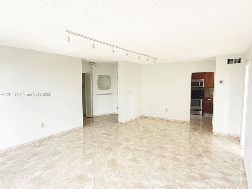 待售: $331,000 (1 贝兹, 1 浴室, 850 平方英尺)