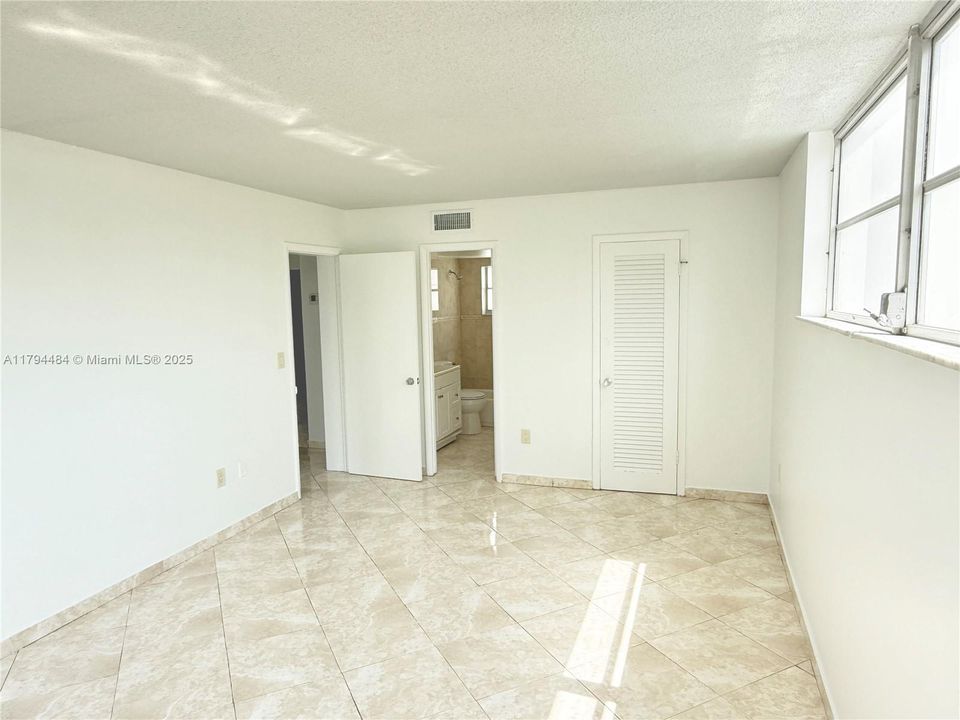 待售: $331,000 (1 贝兹, 1 浴室, 850 平方英尺)