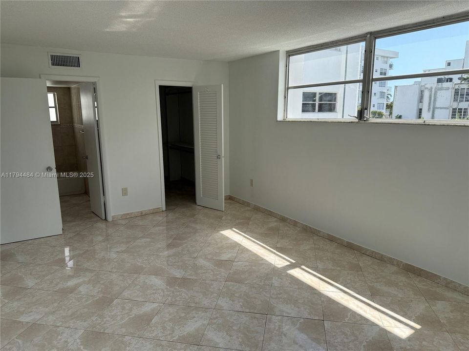 待售: $331,000 (1 贝兹, 1 浴室, 850 平方英尺)