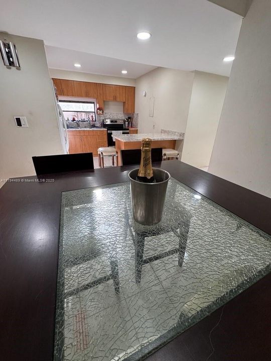 Vendido Recientemente: $730,000 (2 camas, 1 baños, 1440 Pies cuadrados)