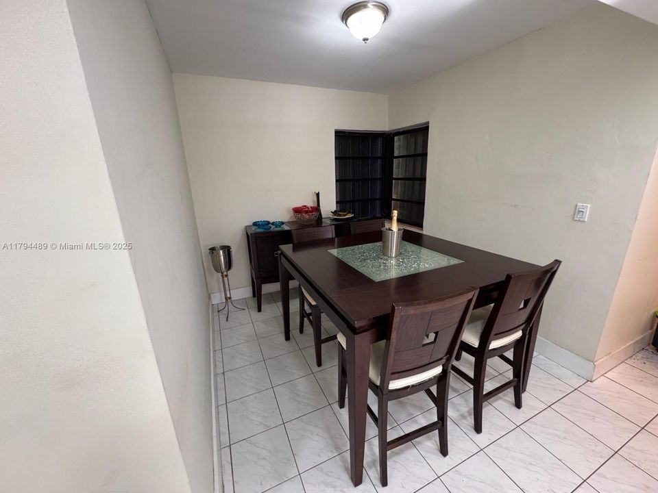 Vendido Recientemente: $730,000 (2 camas, 1 baños, 1440 Pies cuadrados)