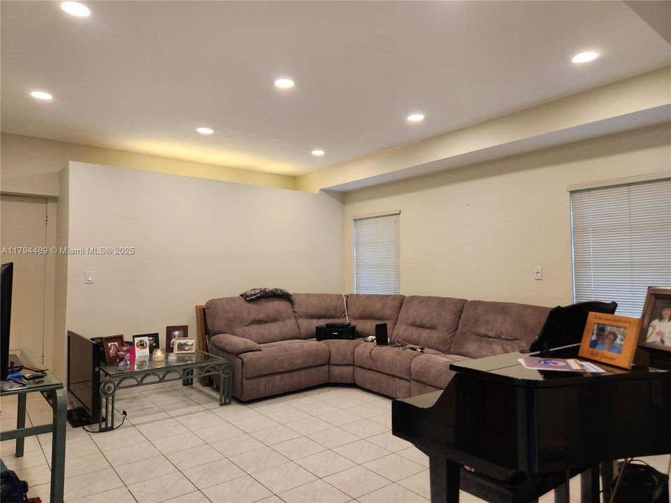 Vendido Recientemente: $730,000 (2 camas, 1 baños, 1440 Pies cuadrados)