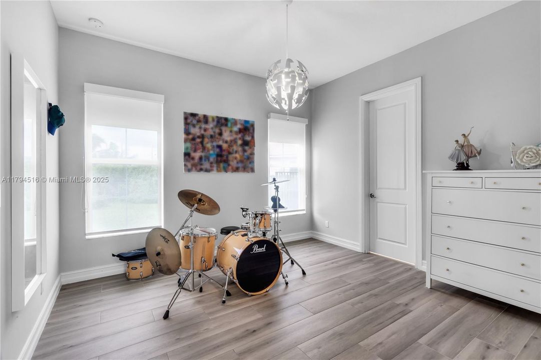 For Sale: $2,270,000 (4 beds, 3 baths, 4041 Square Feet)