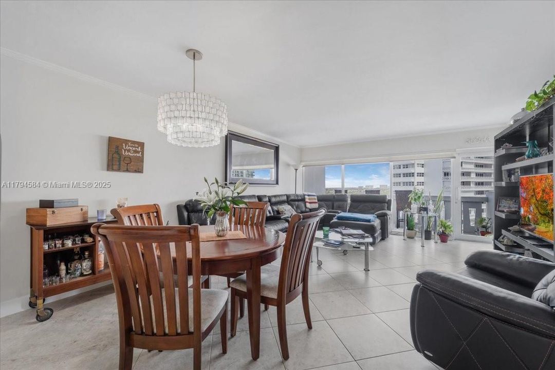 For Sale: $470,000 (1 beds, 1 baths, 900 Square Feet)