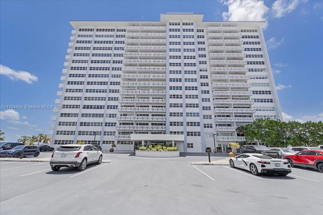 For Sale: $470,000 (1 beds, 1 baths, 900 Square Feet)