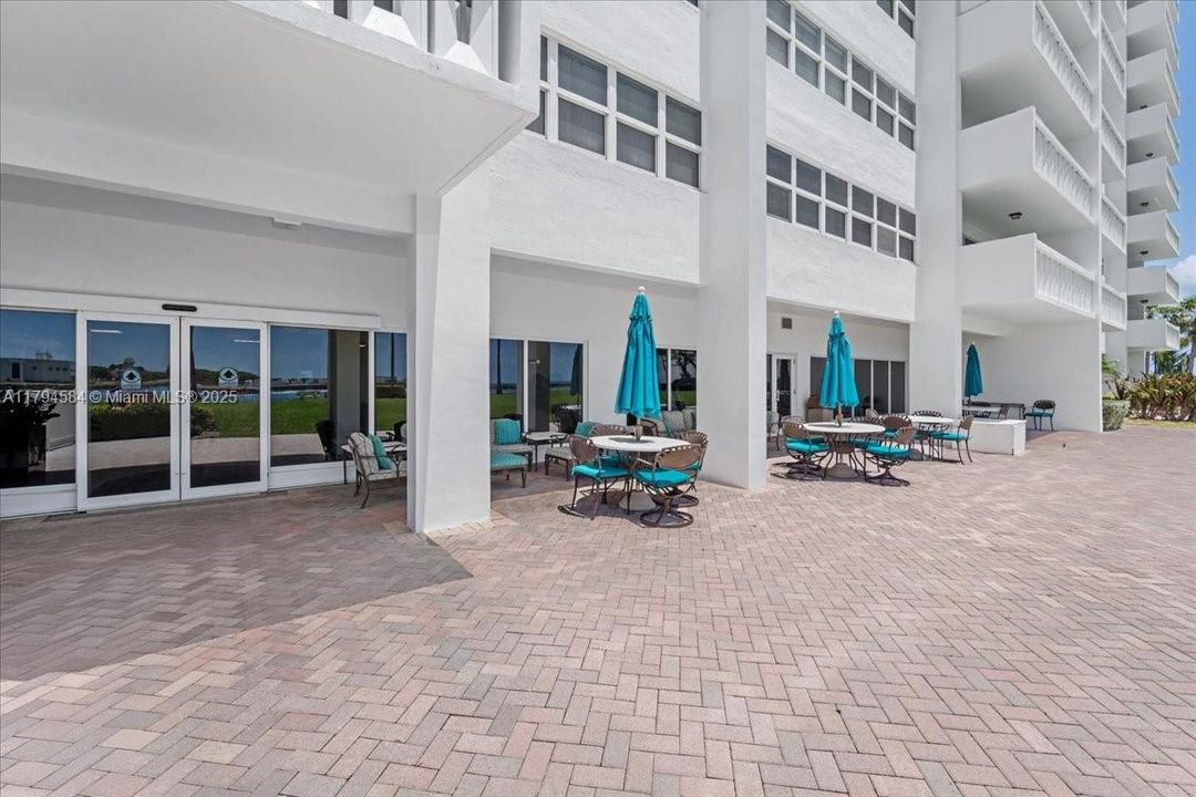 For Sale: $470,000 (1 beds, 1 baths, 900 Square Feet)