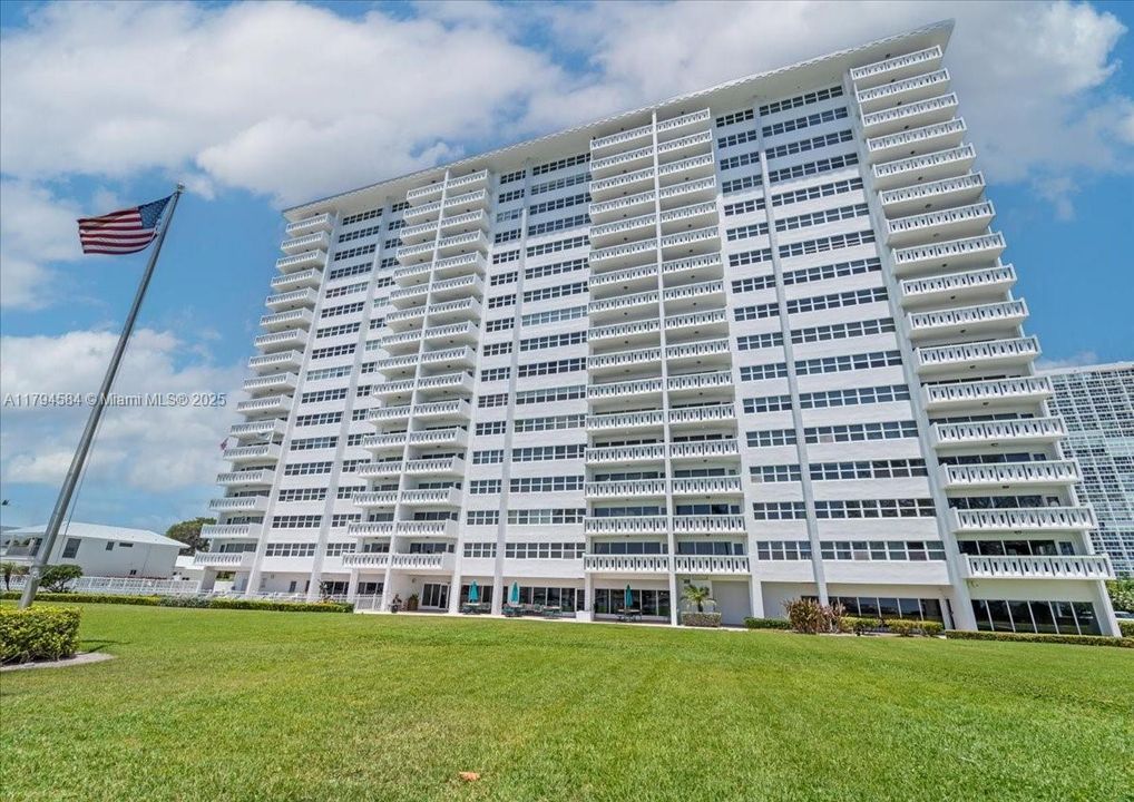 For Sale: $470,000 (1 beds, 1 baths, 900 Square Feet)