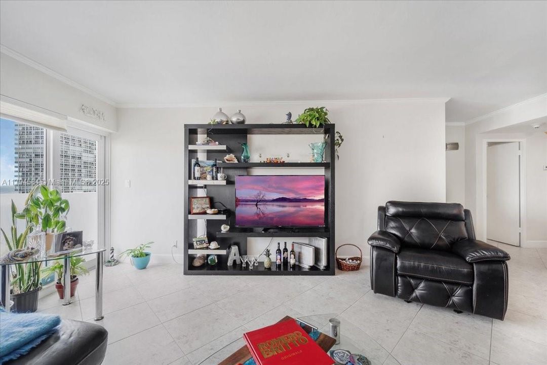 For Sale: $470,000 (1 beds, 1 baths, 900 Square Feet)