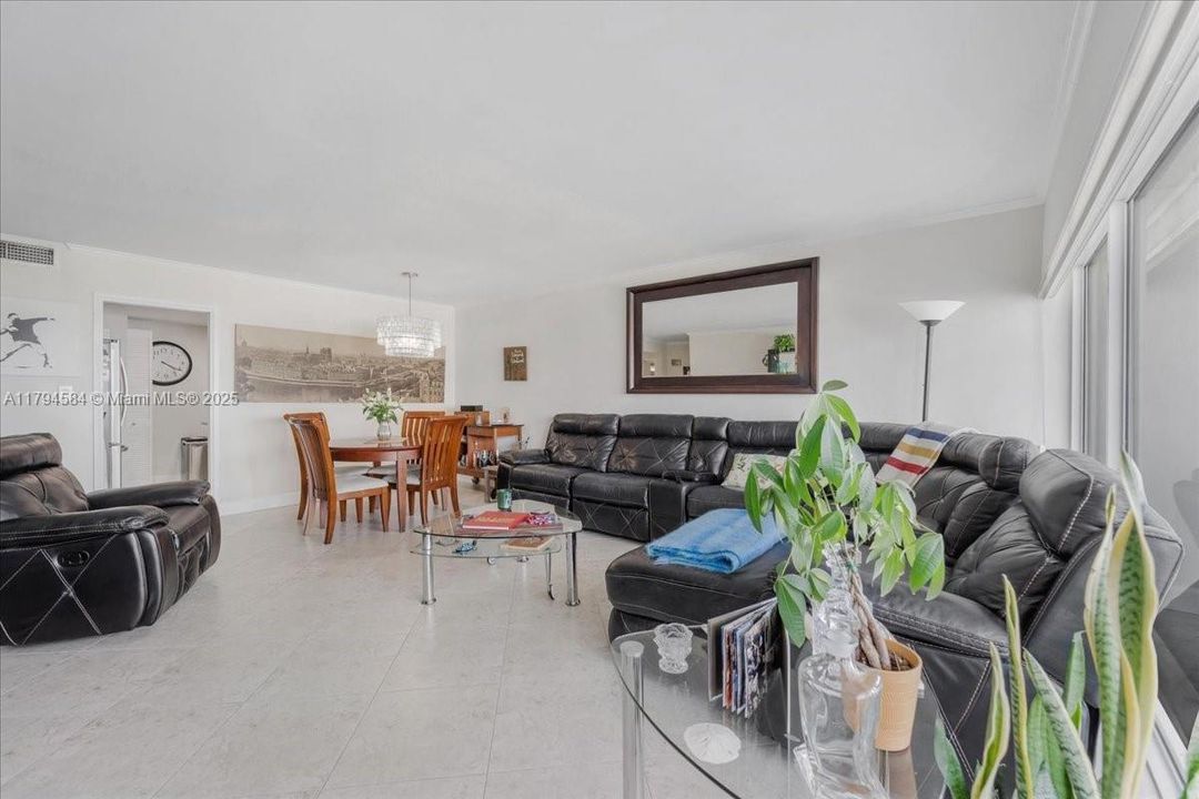 For Sale: $470,000 (1 beds, 1 baths, 900 Square Feet)