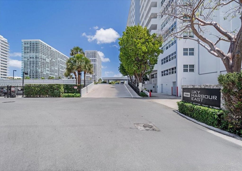 For Sale: $470,000 (1 beds, 1 baths, 900 Square Feet)