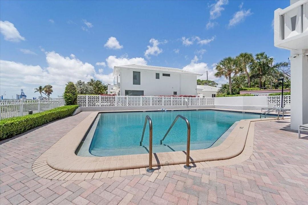 For Sale: $470,000 (1 beds, 1 baths, 900 Square Feet)