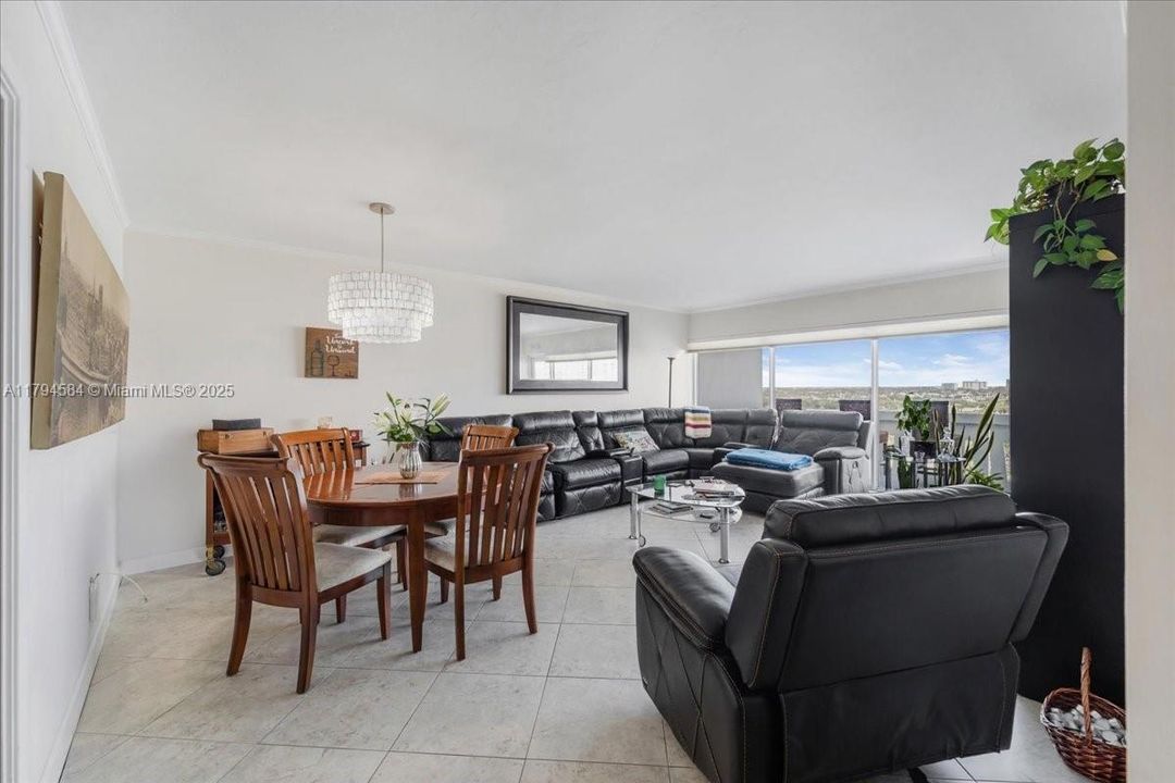 For Sale: $470,000 (1 beds, 1 baths, 900 Square Feet)