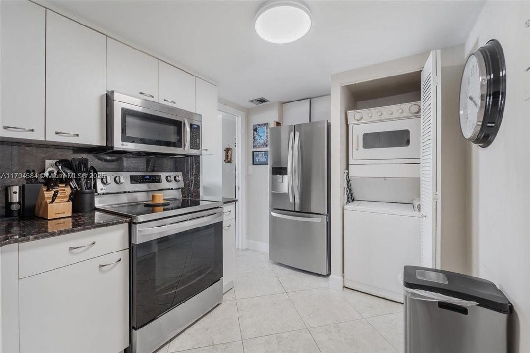 For Sale: $470,000 (1 beds, 1 baths, 900 Square Feet)