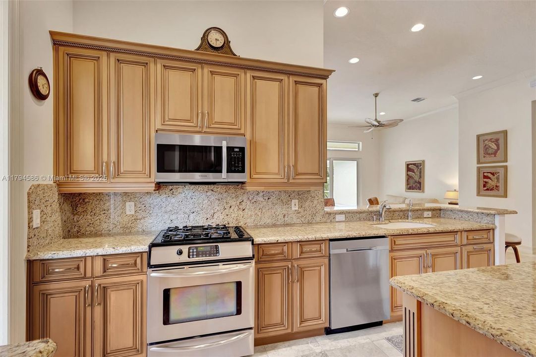 合同活跃: $1,279,000 (4 贝兹, 4 浴室, 3056 平方英尺)