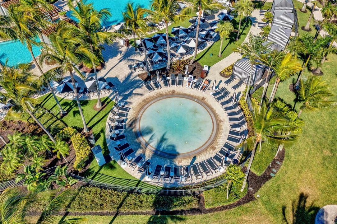 合同活跃: $1,279,000 (4 贝兹, 4 浴室, 3056 平方英尺)