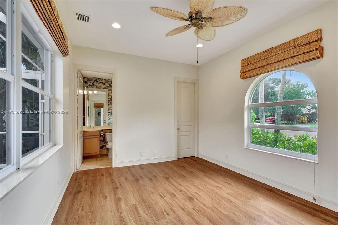 合同活跃: $1,279,000 (4 贝兹, 4 浴室, 3056 平方英尺)