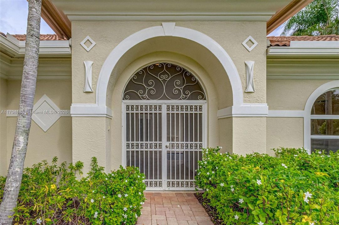 合同活跃: $1,279,000 (4 贝兹, 4 浴室, 3056 平方英尺)