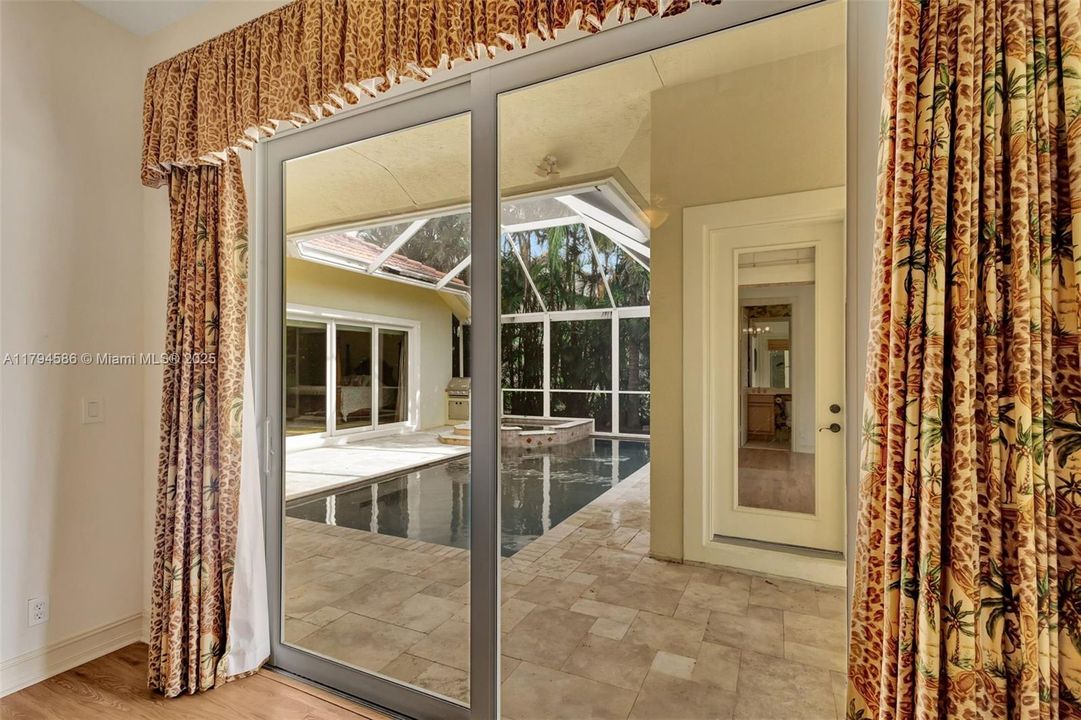 合同活跃: $1,279,000 (4 贝兹, 4 浴室, 3056 平方英尺)