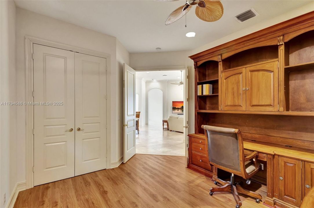 合同活跃: $1,279,000 (4 贝兹, 4 浴室, 3056 平方英尺)