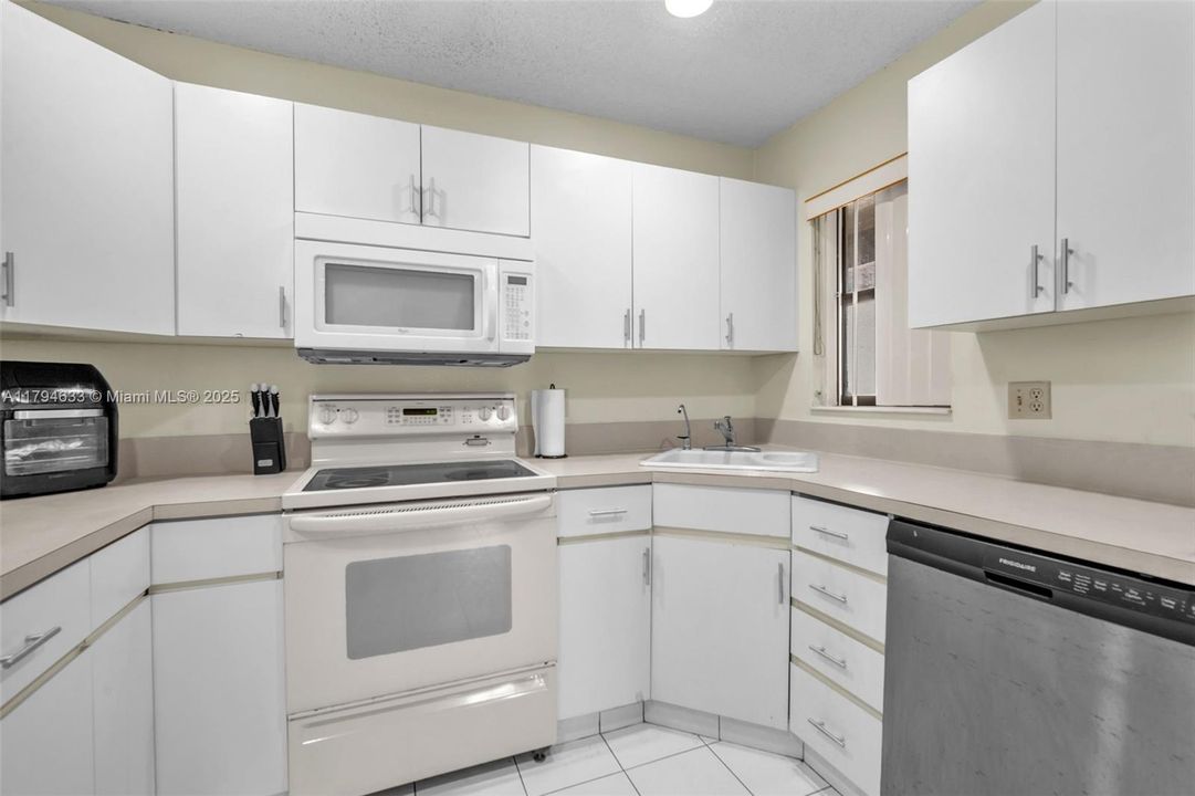 For Sale: $290,000 (3 beds, 2 baths, 1115 Square Feet)