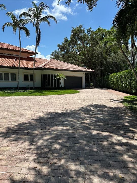 合同活跃: $15,500 (6 贝兹, 4 浴室, 5849 平方英尺)