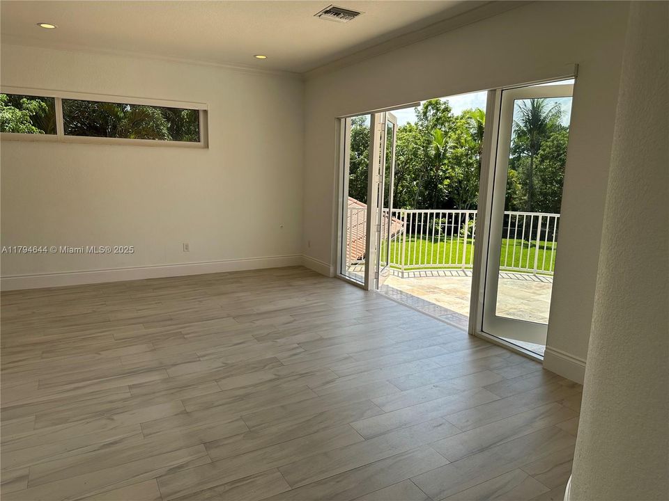 合同活跃: $15,500 (6 贝兹, 4 浴室, 5849 平方英尺)