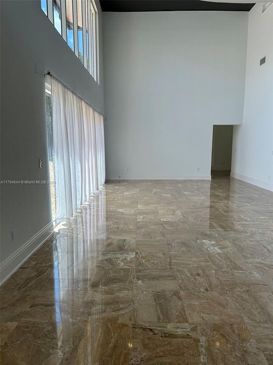 合同活跃: $15,500 (6 贝兹, 4 浴室, 5849 平方英尺)