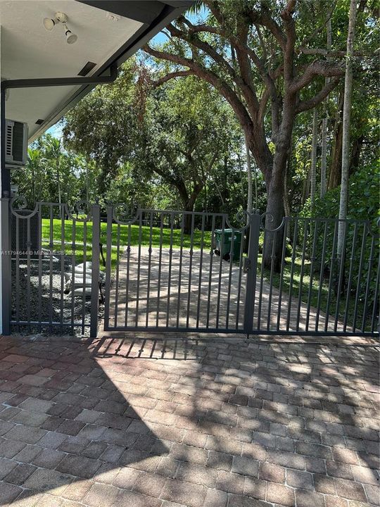 合同活跃: $15,500 (6 贝兹, 4 浴室, 5849 平方英尺)