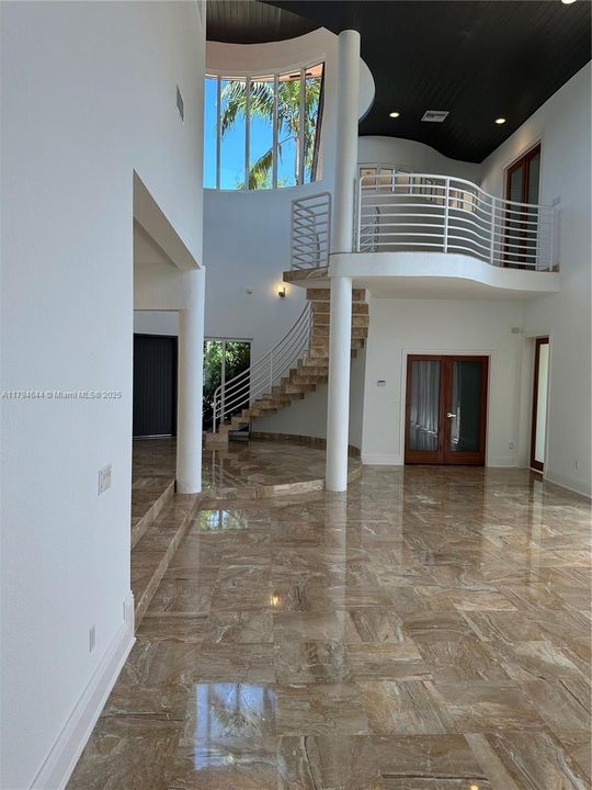 合同活跃: $15,500 (6 贝兹, 4 浴室, 5849 平方英尺)