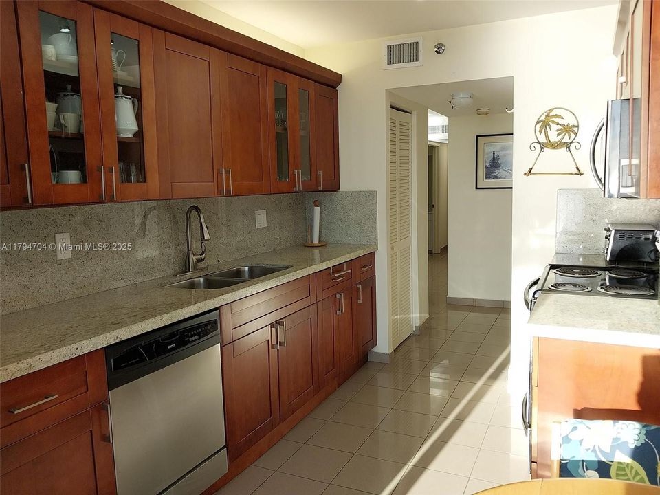 最近售出: $1,099,000 (2 贝兹, 2 浴室, 1590 平方英尺)