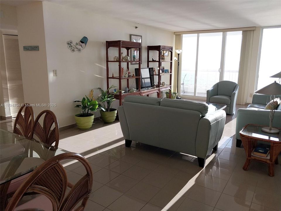 最近售出: $1,099,000 (2 贝兹, 2 浴室, 1590 平方英尺)