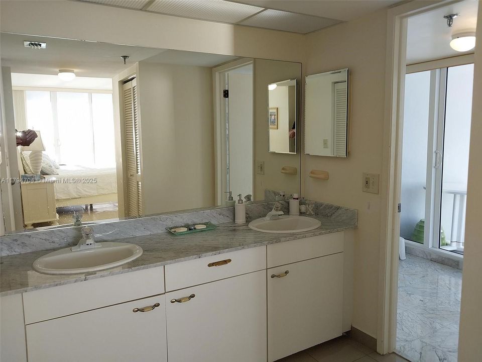 最近售出: $1,099,000 (2 贝兹, 2 浴室, 1590 平方英尺)