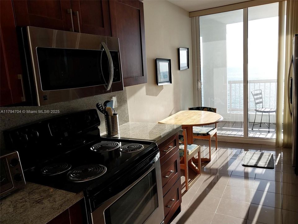 最近售出: $1,099,000 (2 贝兹, 2 浴室, 1590 平方英尺)