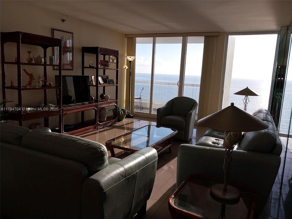 最近售出: $1,099,000 (2 贝兹, 2 浴室, 1590 平方英尺)