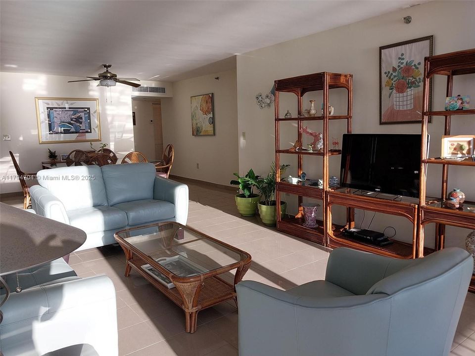 最近售出: $1,099,000 (2 贝兹, 2 浴室, 1590 平方英尺)