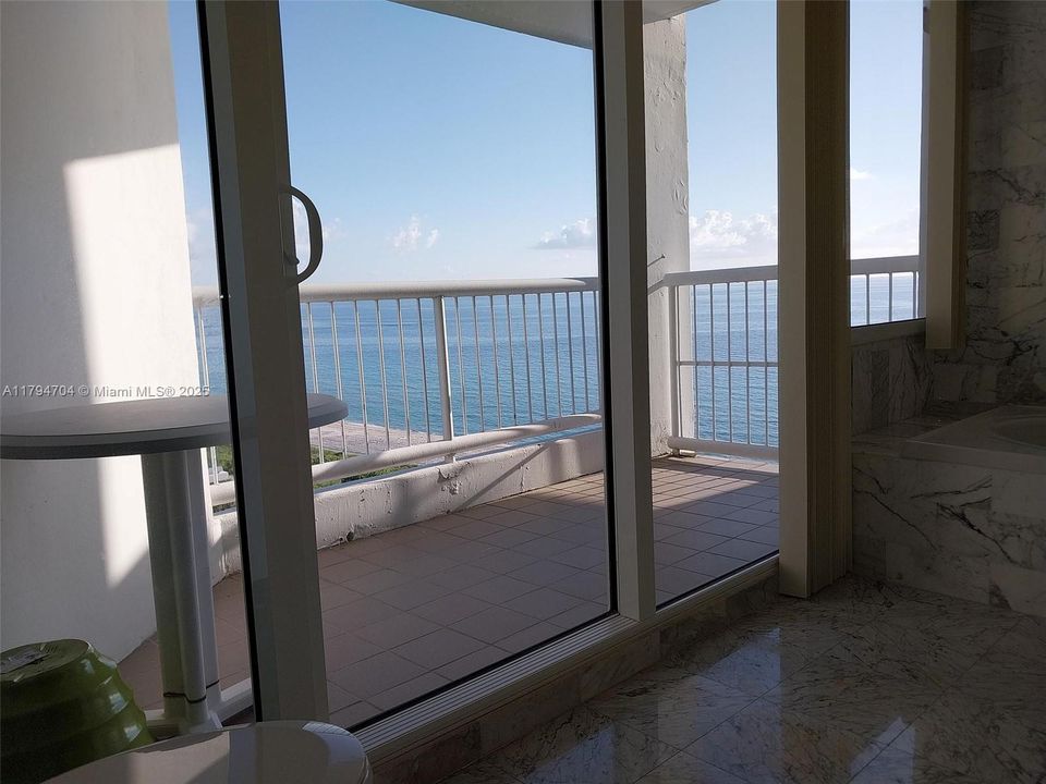 最近售出: $1,099,000 (2 贝兹, 2 浴室, 1590 平方英尺)