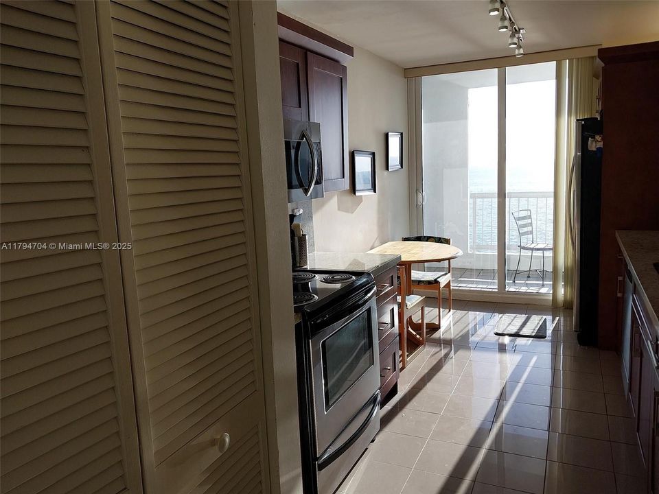 最近售出: $1,099,000 (2 贝兹, 2 浴室, 1590 平方英尺)